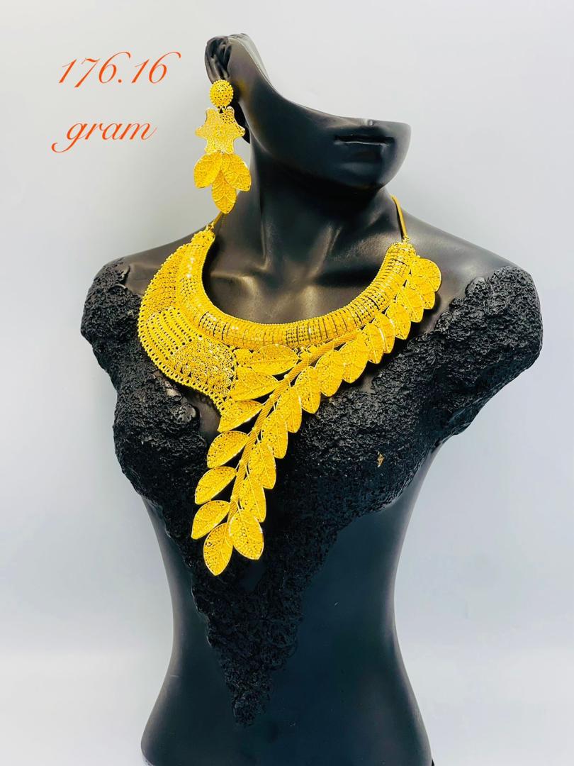 Bijou en or 18 carats sur écrin noir