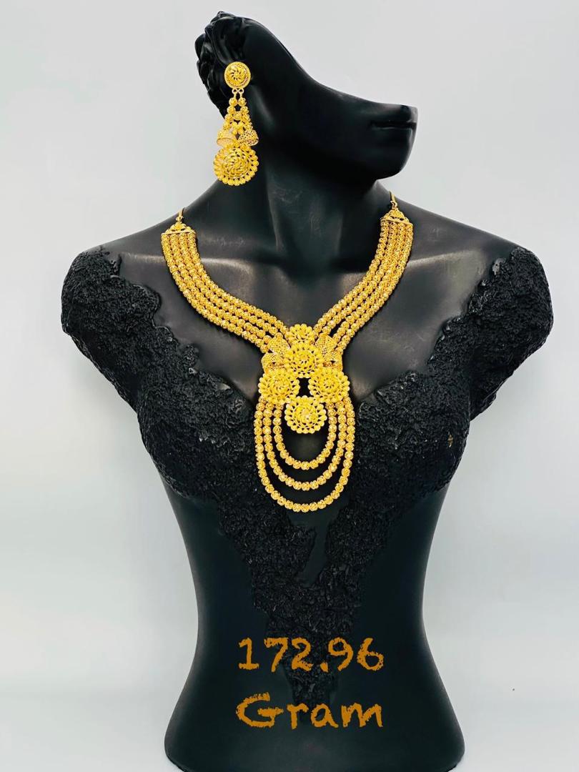 Collier en or 21k modèle plastron sur mannequin noir, disponible chez Lingot d'Or